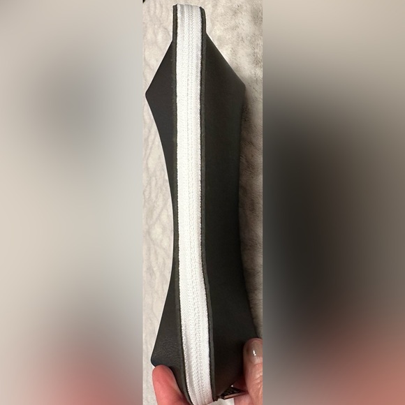 Saks Fifth Avenue Polaris Amenity Zip Makeup Toiletry Pouch exclusively UNITED - Picture 9 of 15